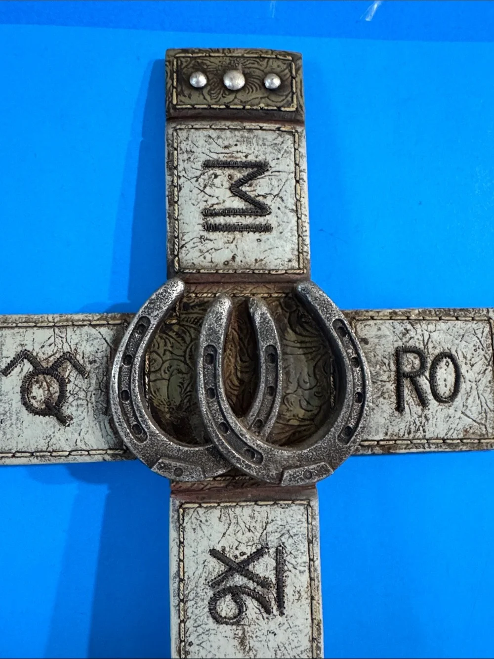 Rustic Western-style wall cross horseshoes design